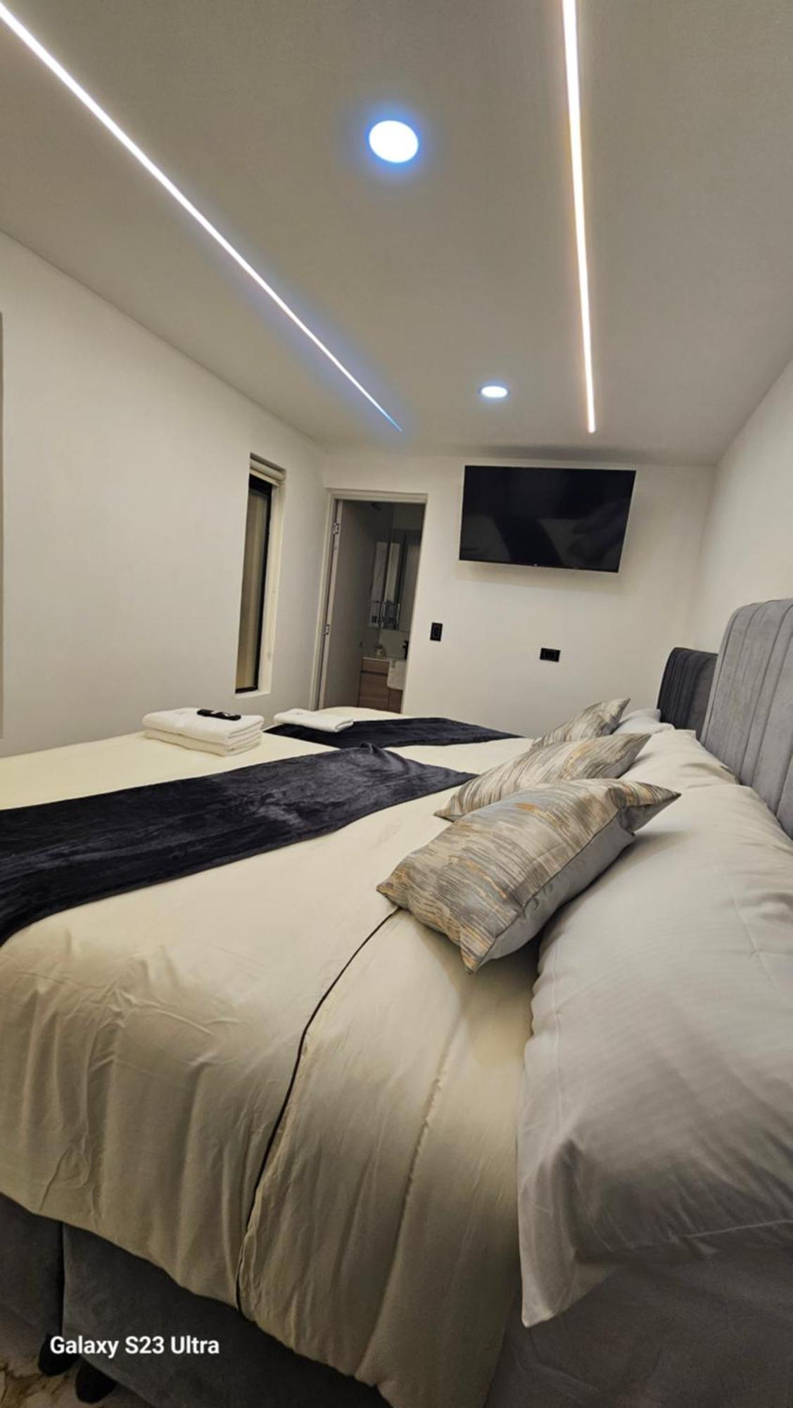 Hotel West Inn Bogota Bagian luar foto