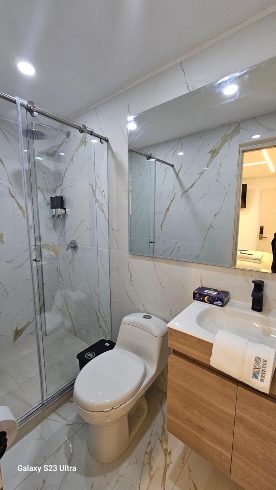 Hotel West Inn Bogota Bagian luar foto